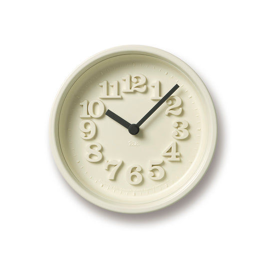 Kleine runde Wanduhr in Creme mit schwarzen Zeigern und erhabenen Ziffern