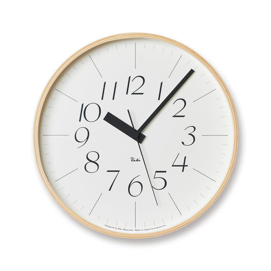 Runde Wanduhr mit weißem Zifferblatt, goldfarbener Umrandung und schwarzen Zeigern
