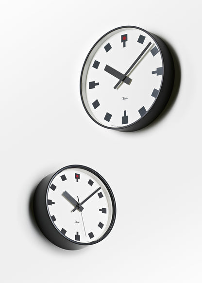 Wanduhr mit weißem Zifferblatt, schwarzen Markierungen, schwarzem Rahmen und roten Details