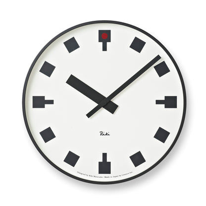 Weiße Wanduhr mit schwarzem Rahmen, schwarzen Zeigern und roten Detailanzeige oben