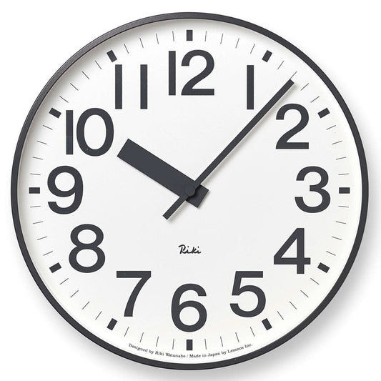 Lemnos Riki Wanduhr mit rundem Schwarzrahmen, weißem Zifferblatt und schwarzen Zeigern