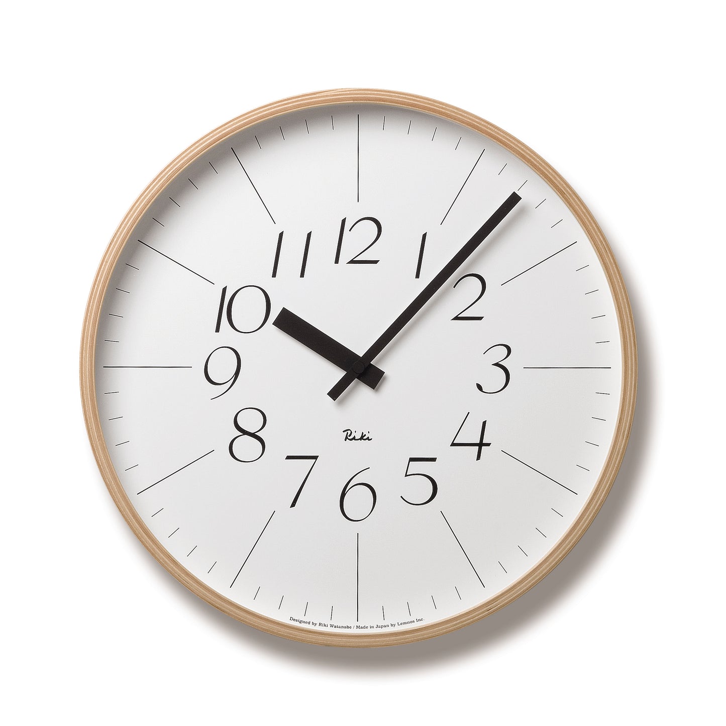 Runde Wanduhr mit beigem Zifferblatt, schwarzen Zeigern und goldfarbigem Rahmen