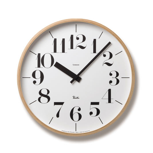 Wanduhr aus Naturholz mit weißem Zifferblatt, großen schwarzen Ziffern und Zeigern, Lemnos Riki