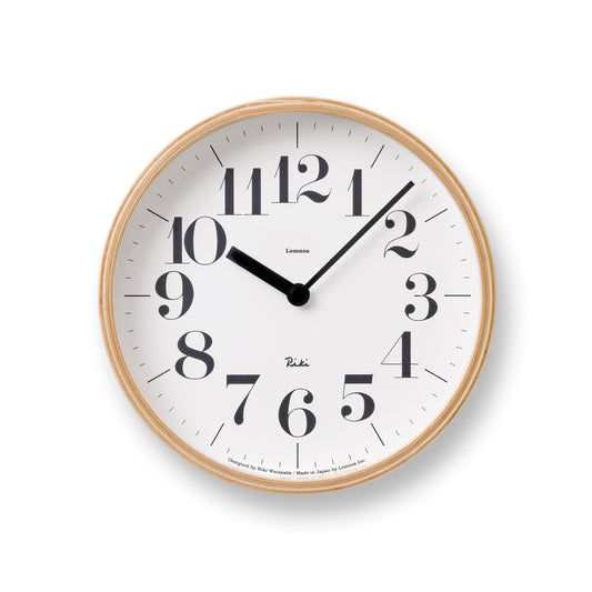 Lemnos Wanduhr Riki mit rundem Holzrahmen, weißem Zifferblatt und schwarzen Zeigern