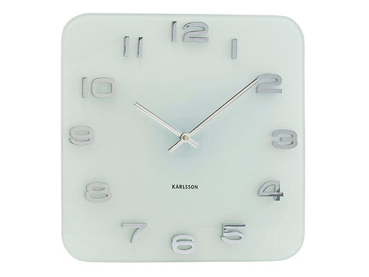 Quadratische Wanduhr mit weißem Zifferblatt, silbernen Zeigern und klaren Glaselementen