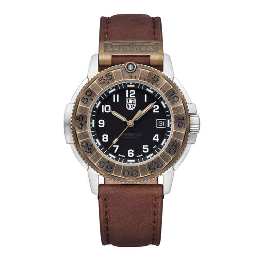 Luminox Herrenarmbanduhr mit braunem Lederarmband, schwarzem Zifferblatt und Gold-Lünette