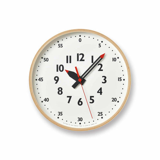 Runde Wanduhr mit Holzrand, weißem Zifferblatt, schwarzen Ziffern und rotem Sekundenzeiger.