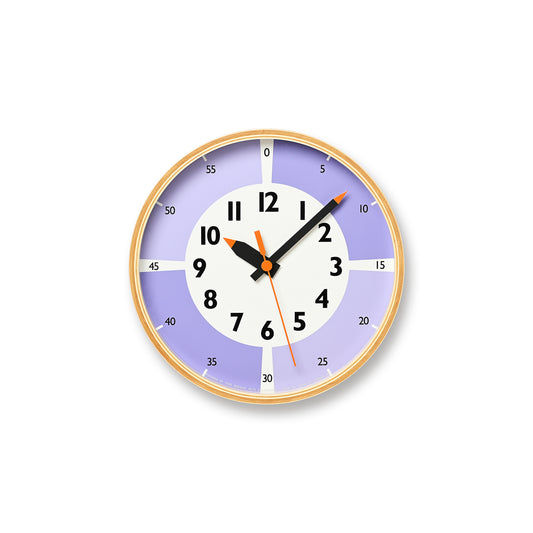 Runde lila Wanduhr mit goldfarbenem Rand, schwarzen Zeigern und Ziffern