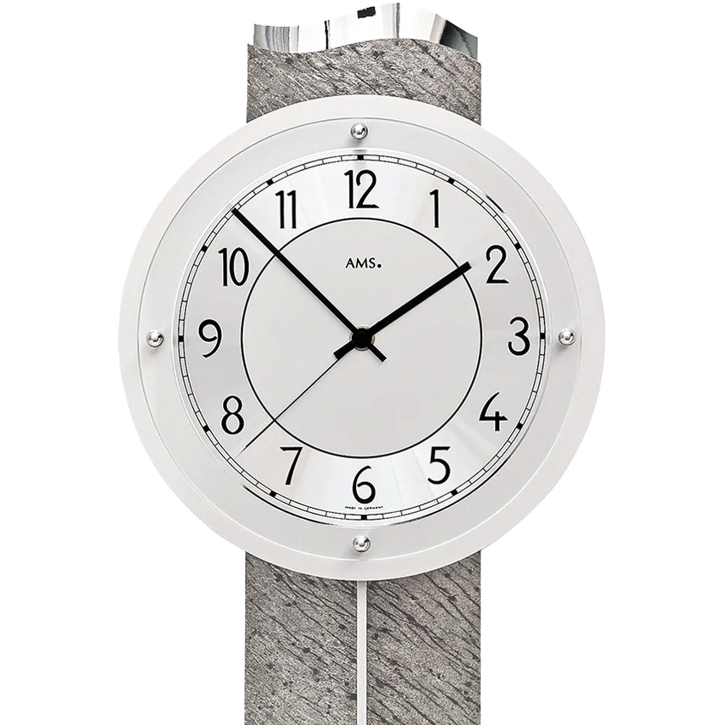 Nahaufnahme Wanduhr-Zifferblatt mit schwarzen Zeigern und feinen Skalen
