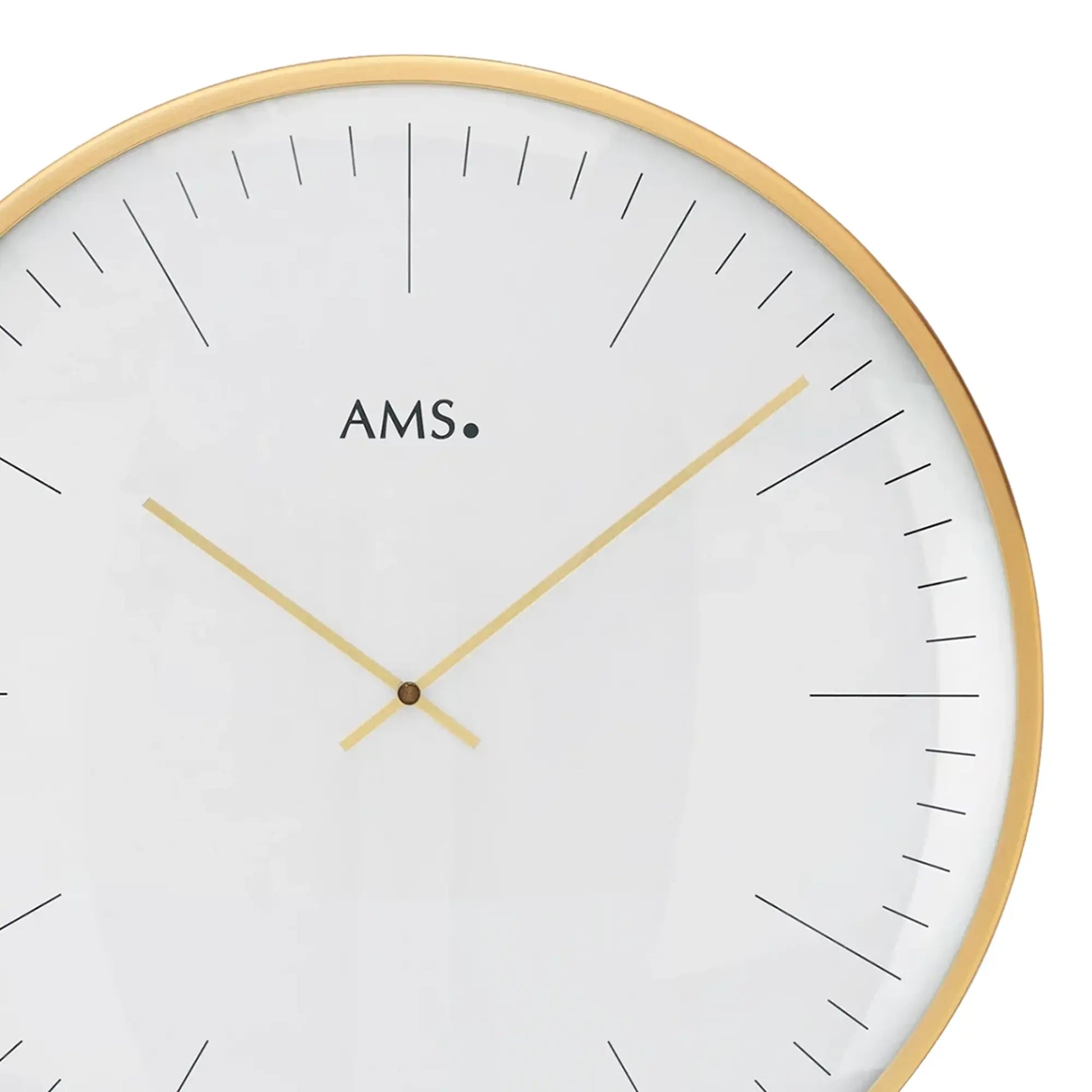 Wanduhr-Zifferblatt mit AMS-Schriftzug, goldfarbenen Zeigern und feinen Indexstrichen