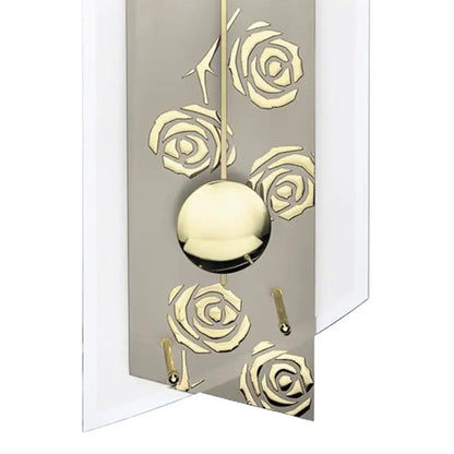 Pendel-Wanduhr: rundes Ziffernblatt, goldene Rosen-Deko und Kugel-Pendel in der Mitte.