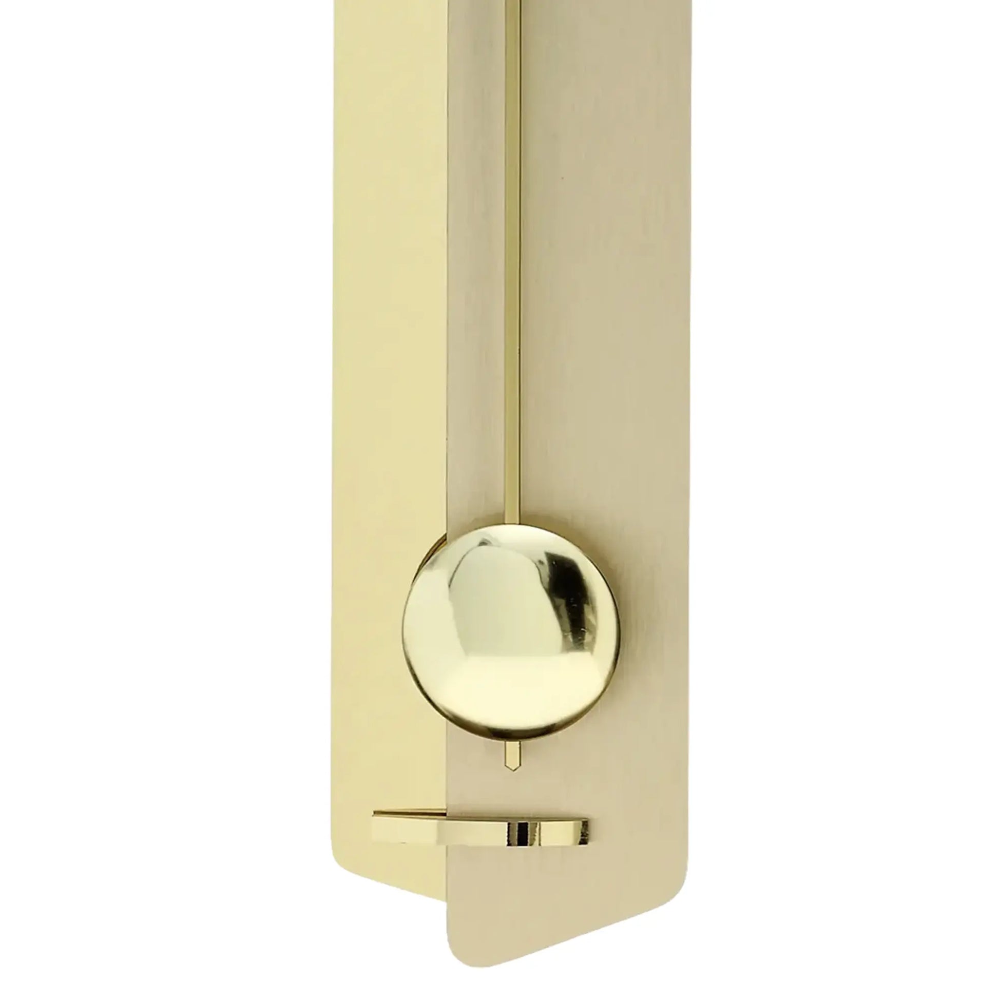 Wanduhr in Goldfarben mit rundem Pendelteil und abgerundeter Zierblende