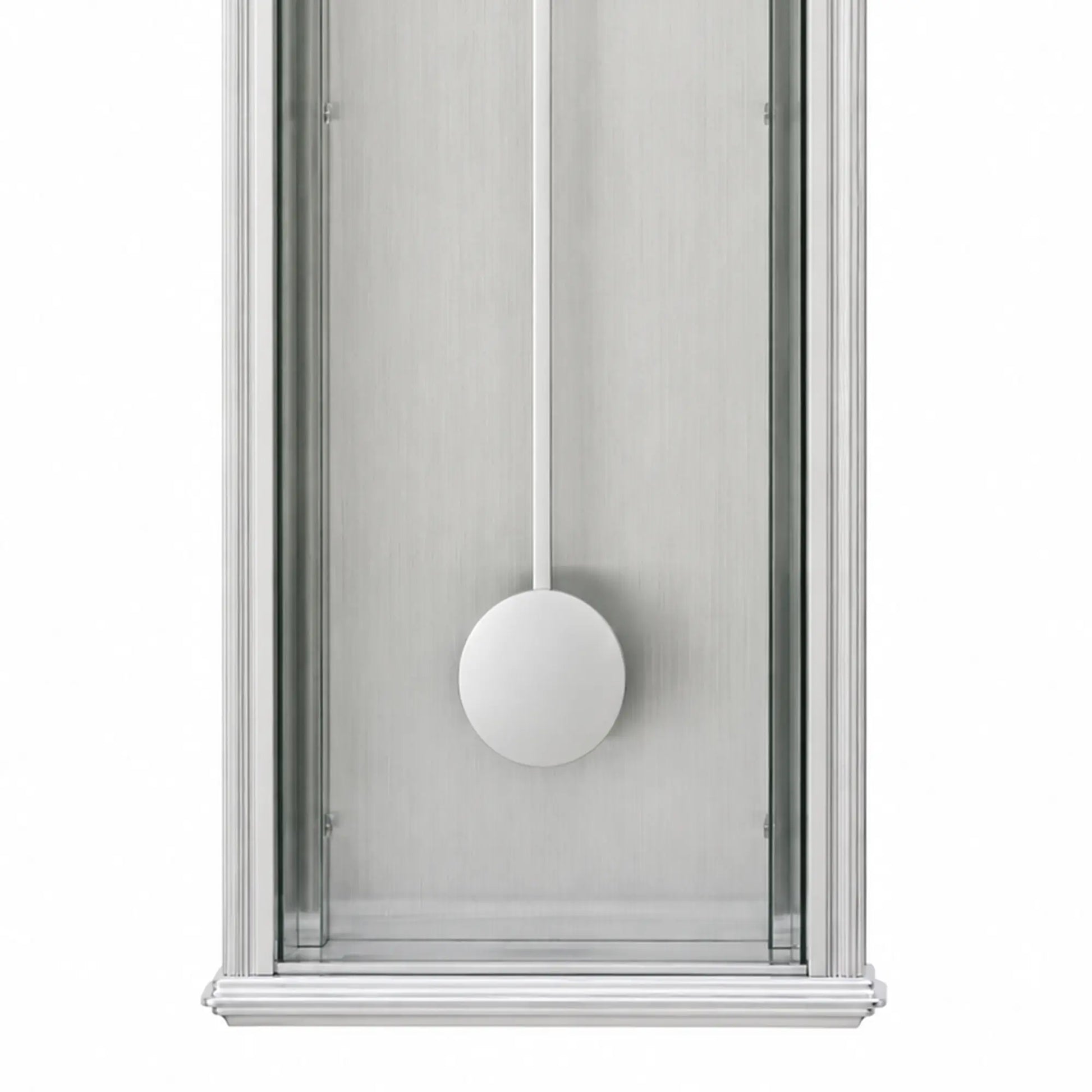 Wanduhr mit silbernem Aluminiumgehäuse und rundem Pendelgewicht