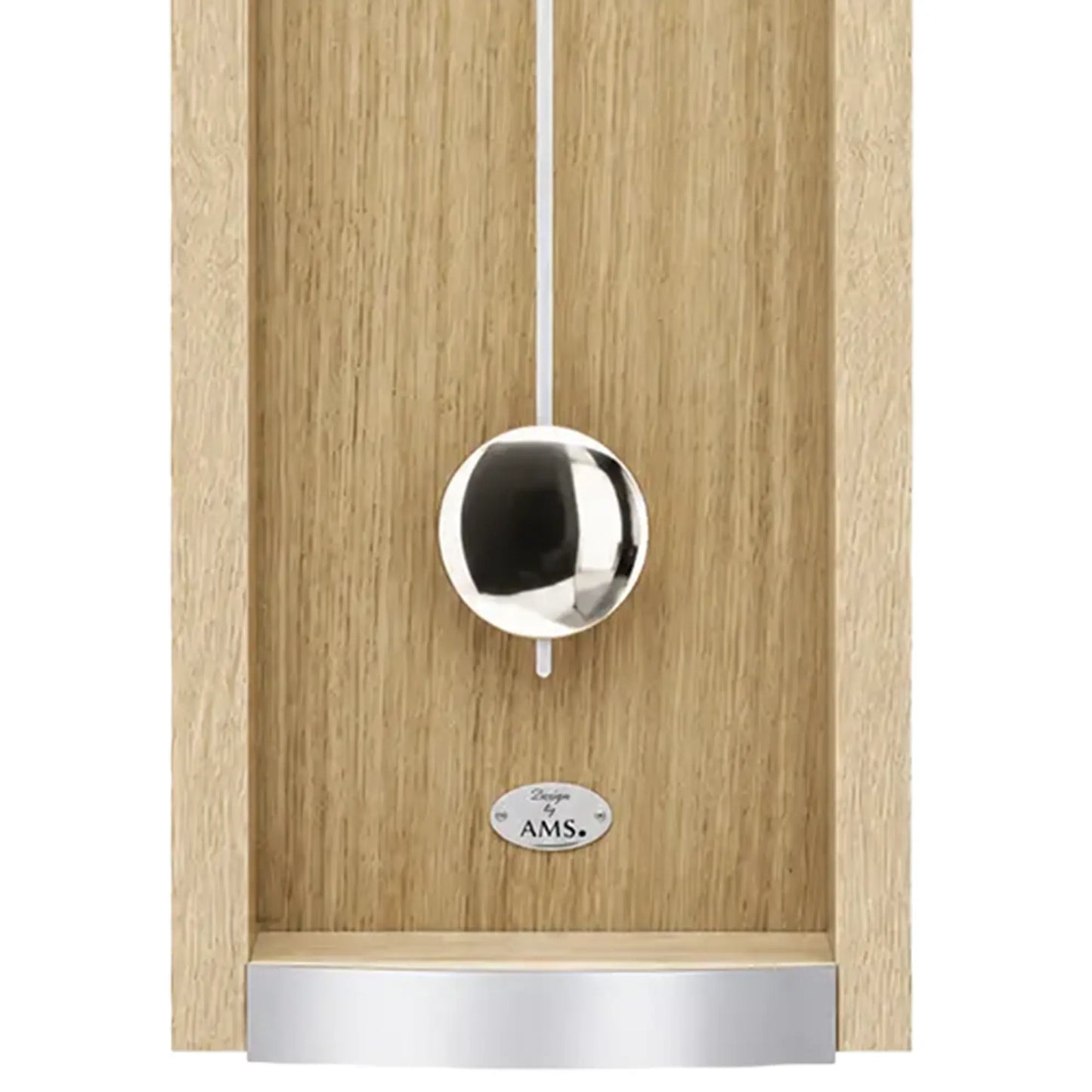 Wanduhr mit Eiche-Holzfront, silbernem Pendelknopf und kleiner AMS-Markierung