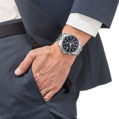 Herrenuhr am Handgelenk mit dunkelblauem Zifferblatt und Edelstahlarmband