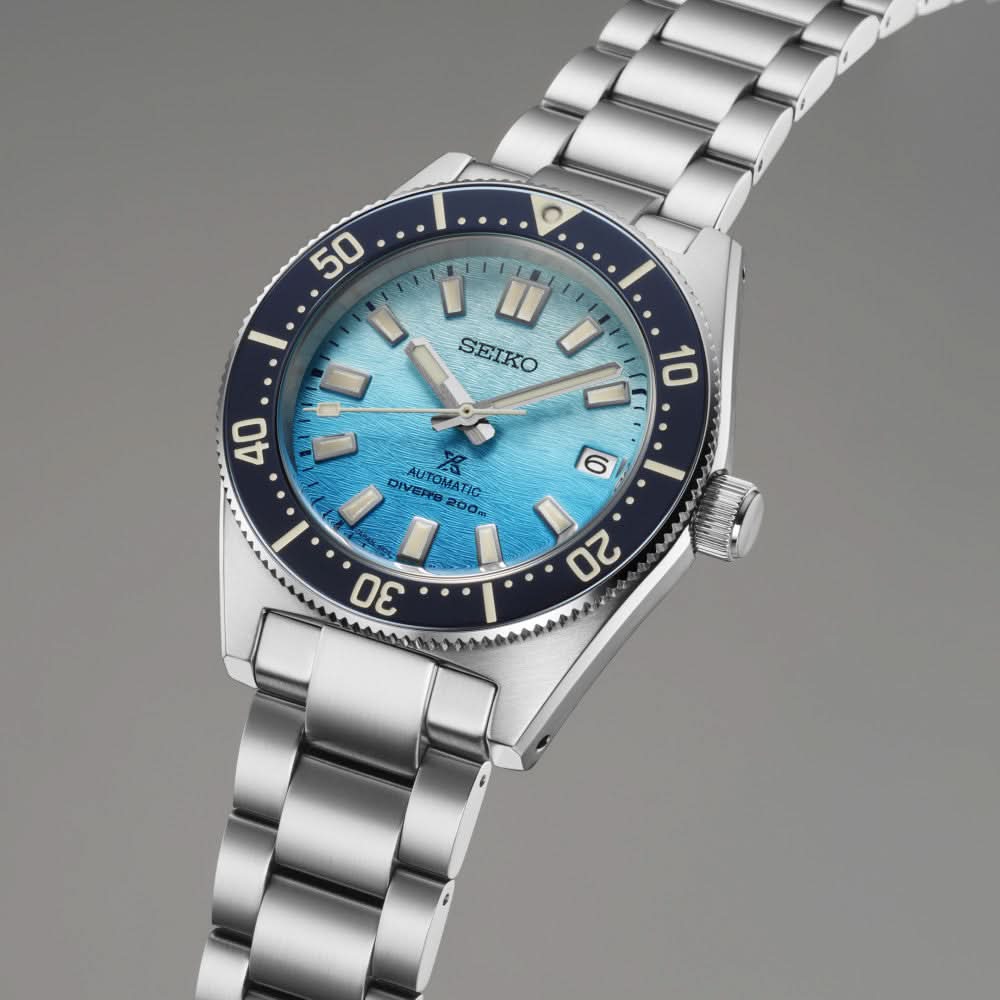 Herrenuhr am Edelstahlarmband, blaues Zifferblatt mit Leuchtmarkierungen und Datum