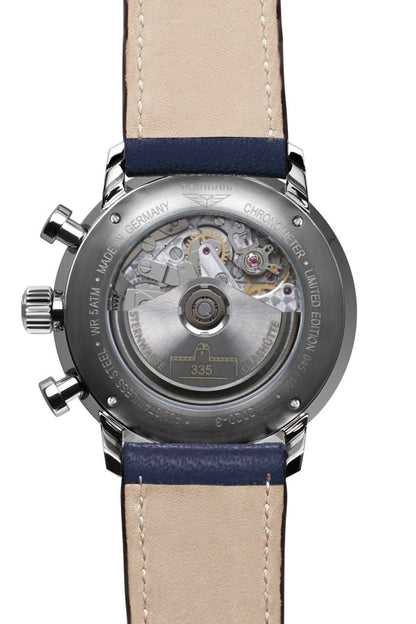 Herrenarmbanduhr mit offenem Uhrwerk, silberner Gehäuserückseite und beige-braunem Lederband