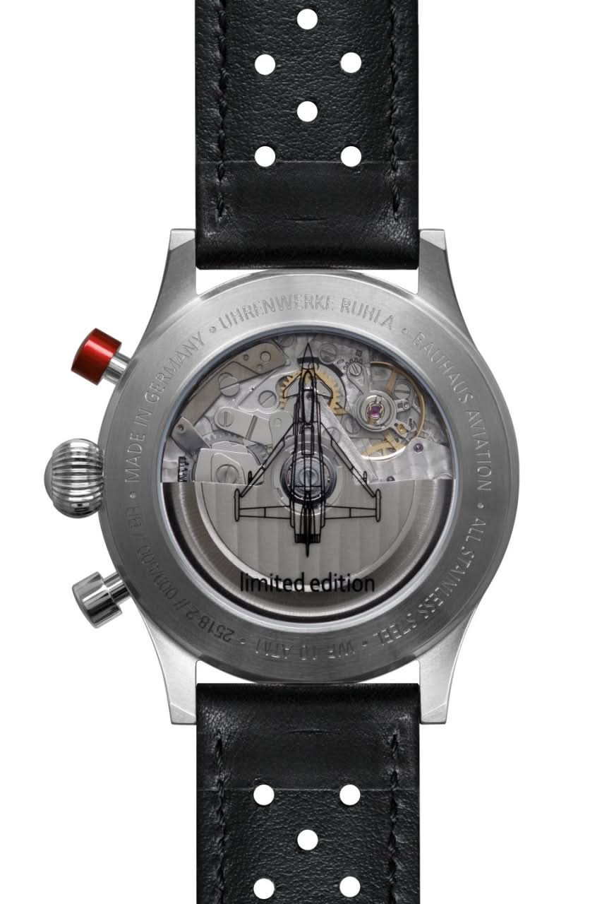Herrenuhr hinten: schwarzes Lederarmband, silbernes Gehäuse mit Sichtfenster und Flugzeug-Mechanik.