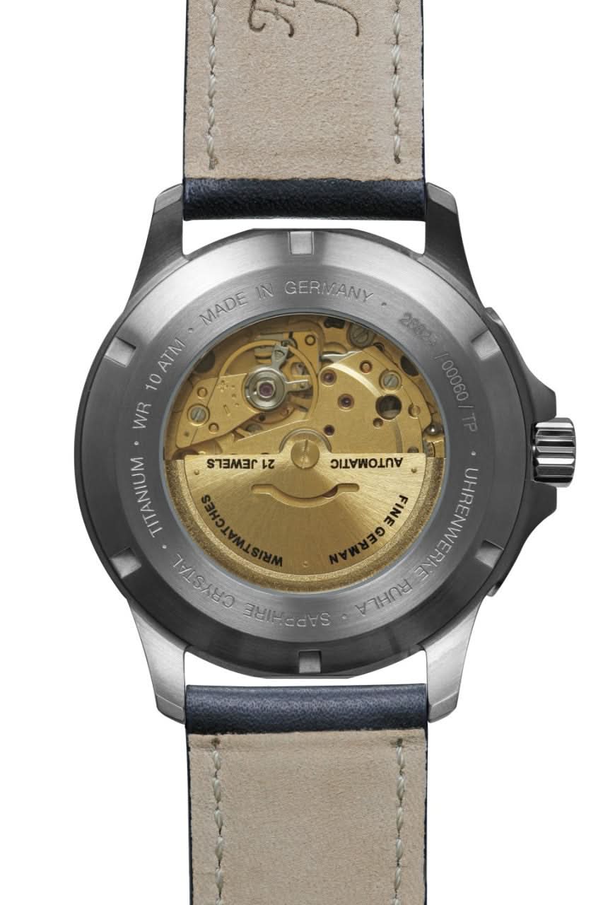 Rückansicht Herrenarmbanduhr mit beigem Lederband und sichtbarem Uhrwerk im Gehäuse