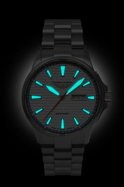 Herrenuhr mit schwarzem Band, dunklem Zifferblatt, Datum und türkisfarbenen Indizes