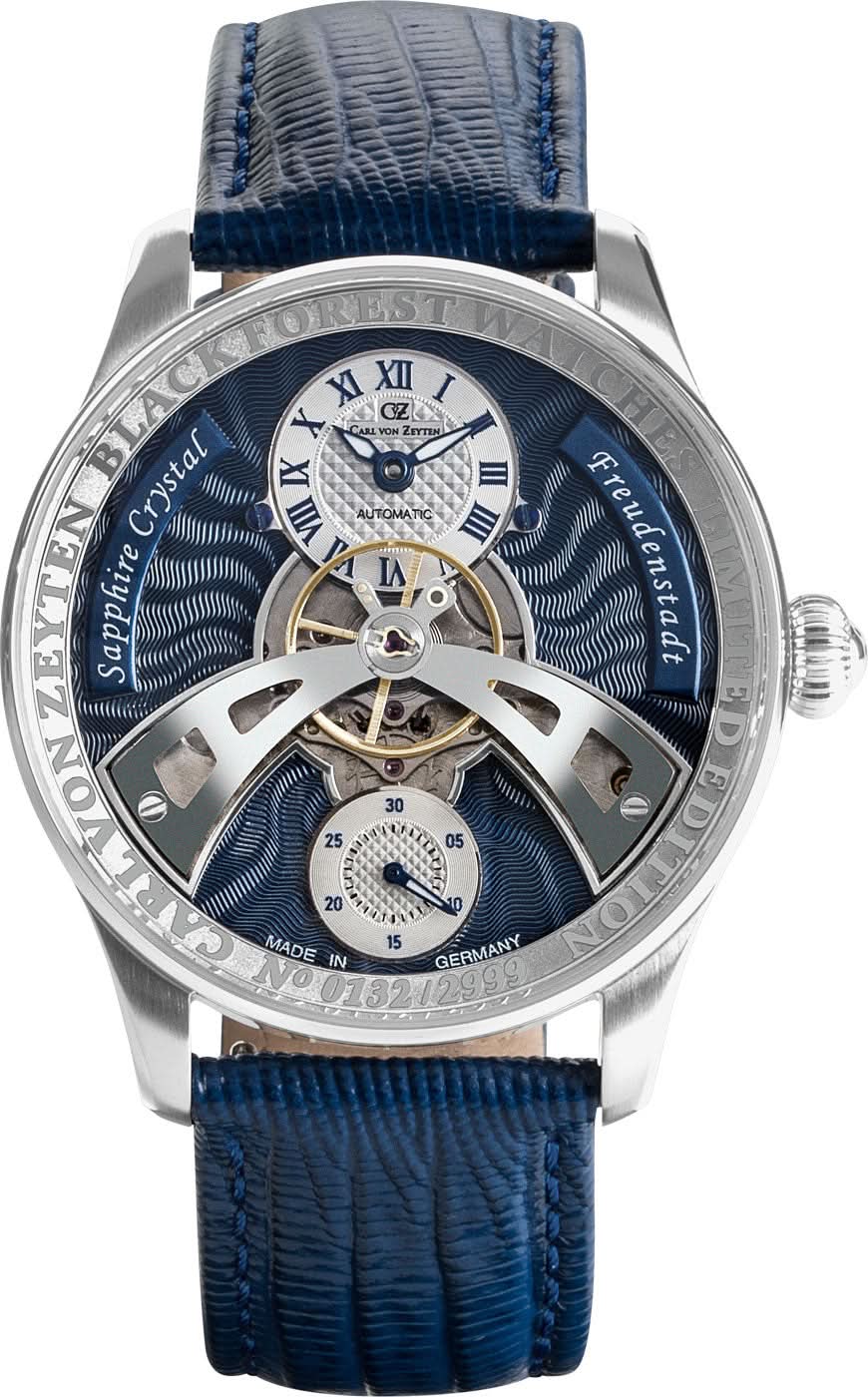 Uhr mit blauem Lederarmband und silbernem Gehäuse, blaues Zifferblatt mit römischen Ziffern.