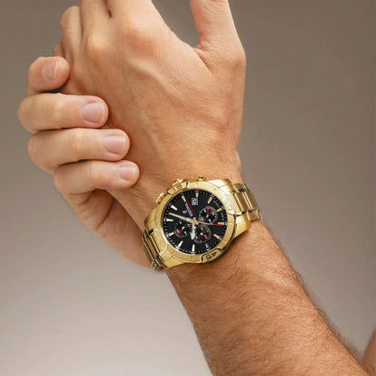 Goldfarbene Herrenuhr am Handgelenk mit schwarzem Zifferblatt und Chronograph