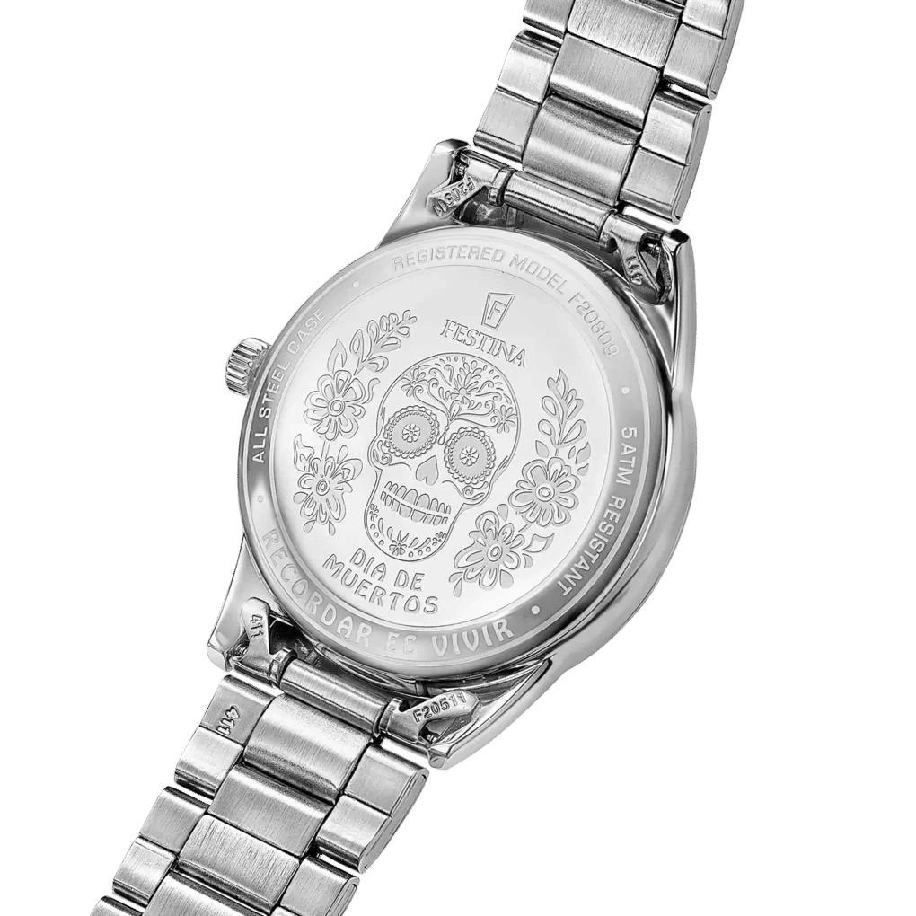 Festina Armbanduhr mit graviertem Gehäuseboden und Totenkopf-Motiv