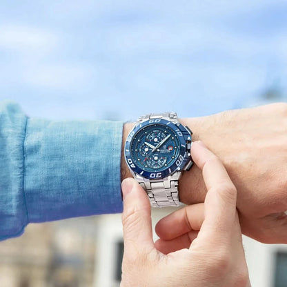 Herren-Armbanduhr am Handgelenk mit blauem Zifferblatt und silbernem Metallband