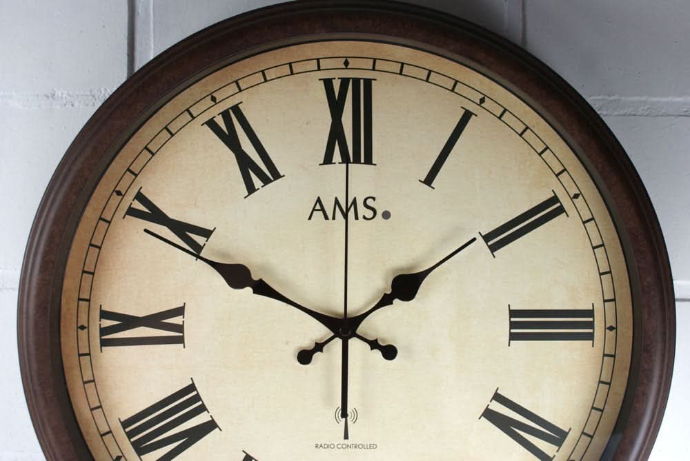AMS Wanduhr 42x42x8 cm Metall • Geräuschloses Funkwerk • Römische Ziffern