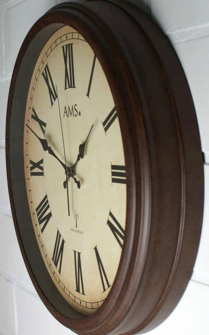 AMS Wanduhr 42x42x8 cm Metall • Geräuschloses Funkwerk • Römische Ziffern