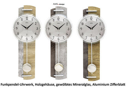 Wanduhr mit rundem Zifferblatt und Pendelkugel am Holzgehäuse