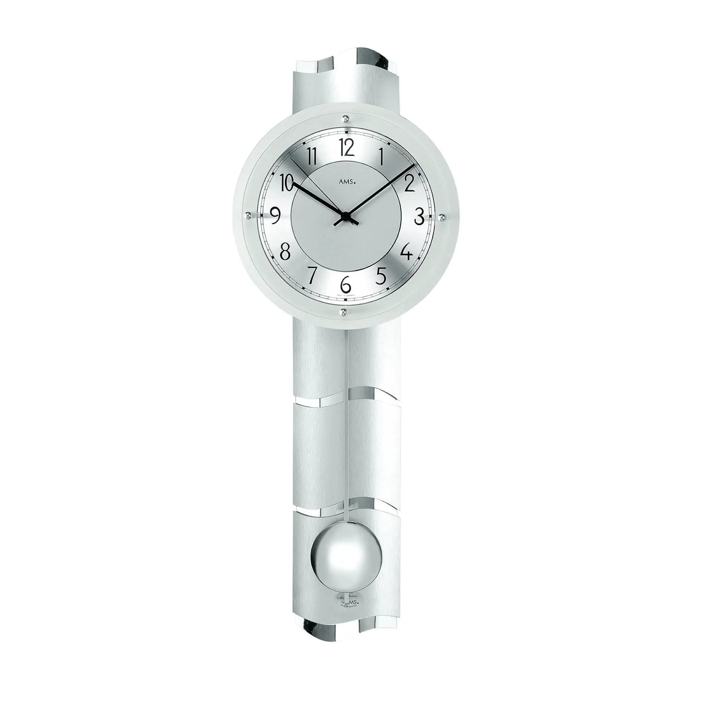 Silberne Pendel-Wanduhr mit rundem Zifferblatt und sichtbarem Pendelwerk