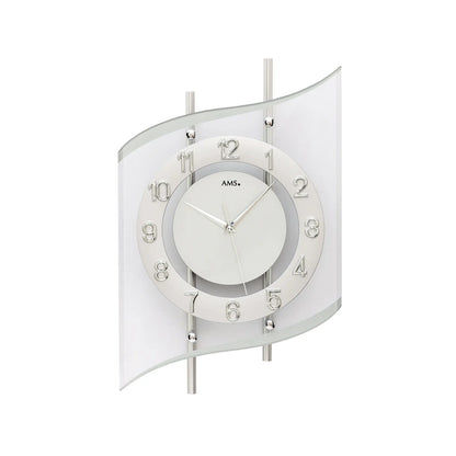 Silberne Funk-Wanduhr mit facettiertem Mineralglas, rundem Ziffernblatt und Zeigern.