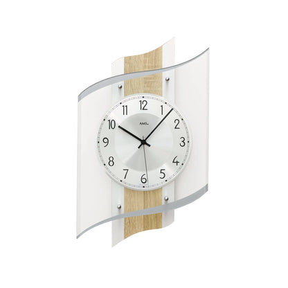 Wanduhr mit weißem Zifferblatt, schwarzen Zeigern, Aluminiumrahmen und Holzstreifen, Facettenglas