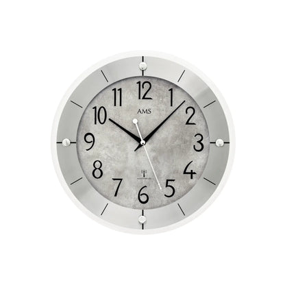 Runde Wanduhr mit grauem Zifferblatt, schwarzen Zahlen und silberfarbener Umrandung.