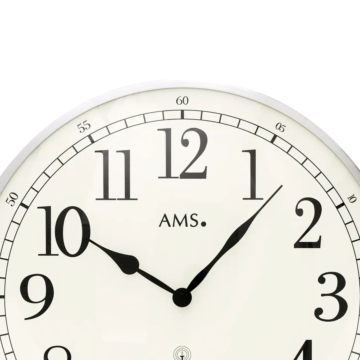 Wanduhr mit großem Zifferblatt, schwarzen Zeigern und AMS-Logo