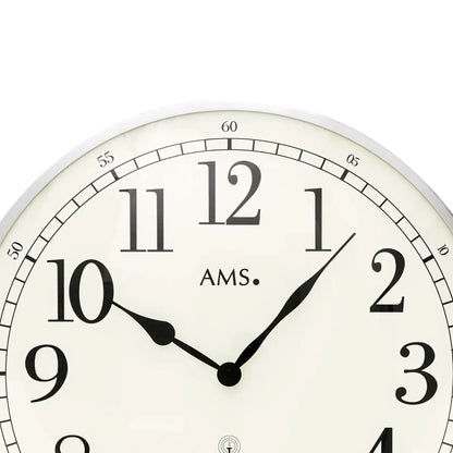 Wanduhr mit großem Zifferblatt, schwarzen Zeigern und AMS-Logo