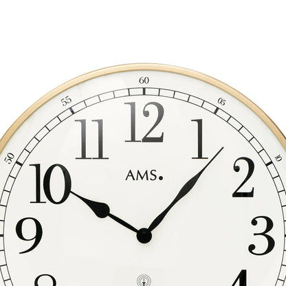 Wanduhr mit weißem Ziffernblatt, schwarzen Zeigern und AMS-Schrift, Messingrahmen