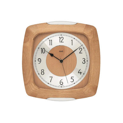 Wanduhr aus hellem Holz mit analogem Zifferblatt, römischen Zahlen und Mineralglas