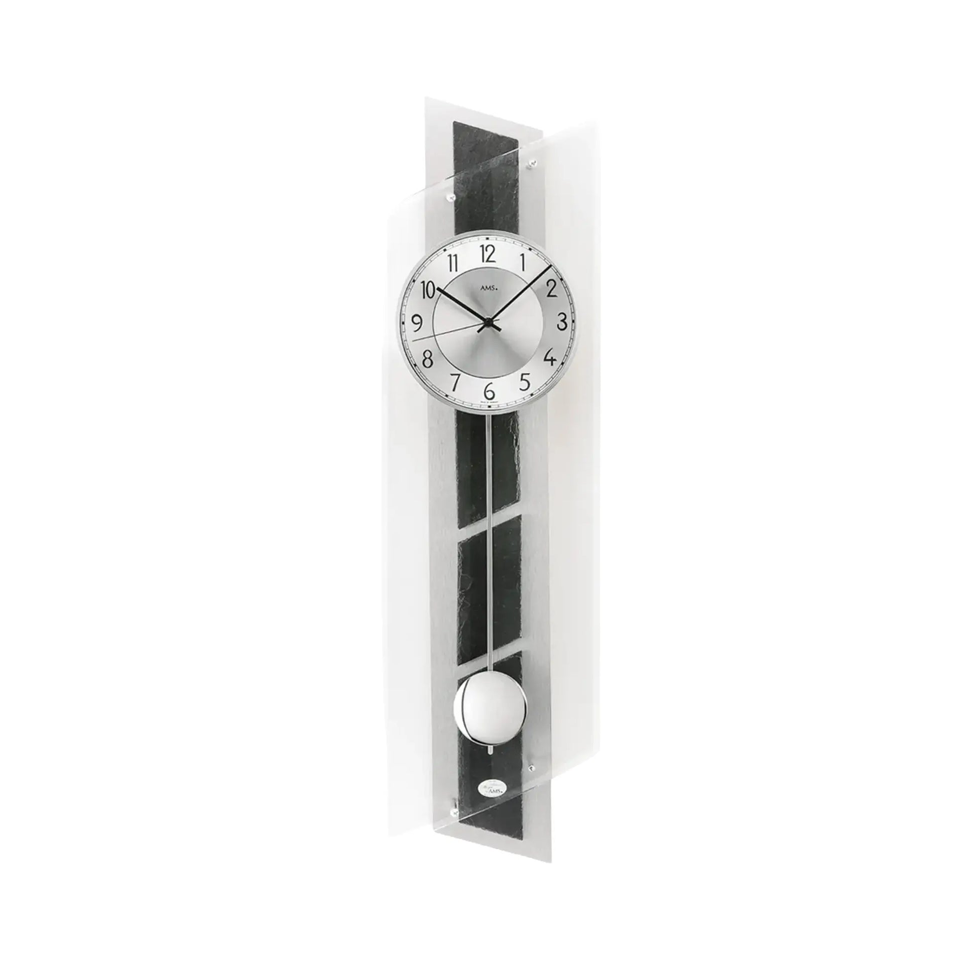 Wanduhr mit Aluminium-Zifferblatt und Pendelwerk am Naturschiefer, Pendelkugel unten