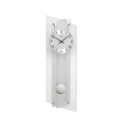 Wanduhr mit großem Ziffernblatt, silberner Frontplatte und rundem Pendelknopf
