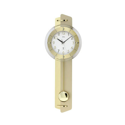 Wanduhr in Goldfarben mit rundem Ziffernblatt und sichtbarem Pendelpendel
