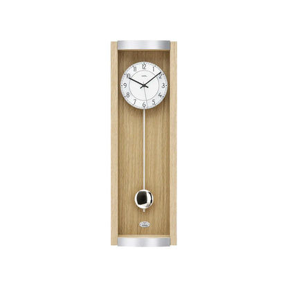 Wanduhr in Eicheoptik mit rundem Zifferblatt und silbernem Pendelknopf