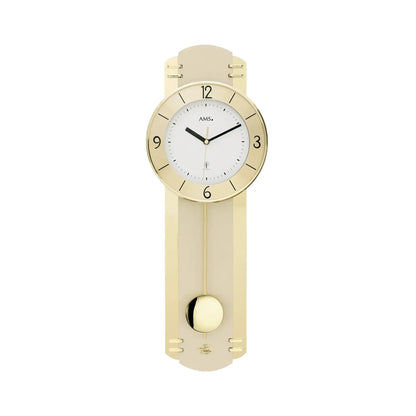 Wanduhr mit hellem Holzgehäuse, rundem Zifferblatt, Pendel und schwarzen Zeigern
