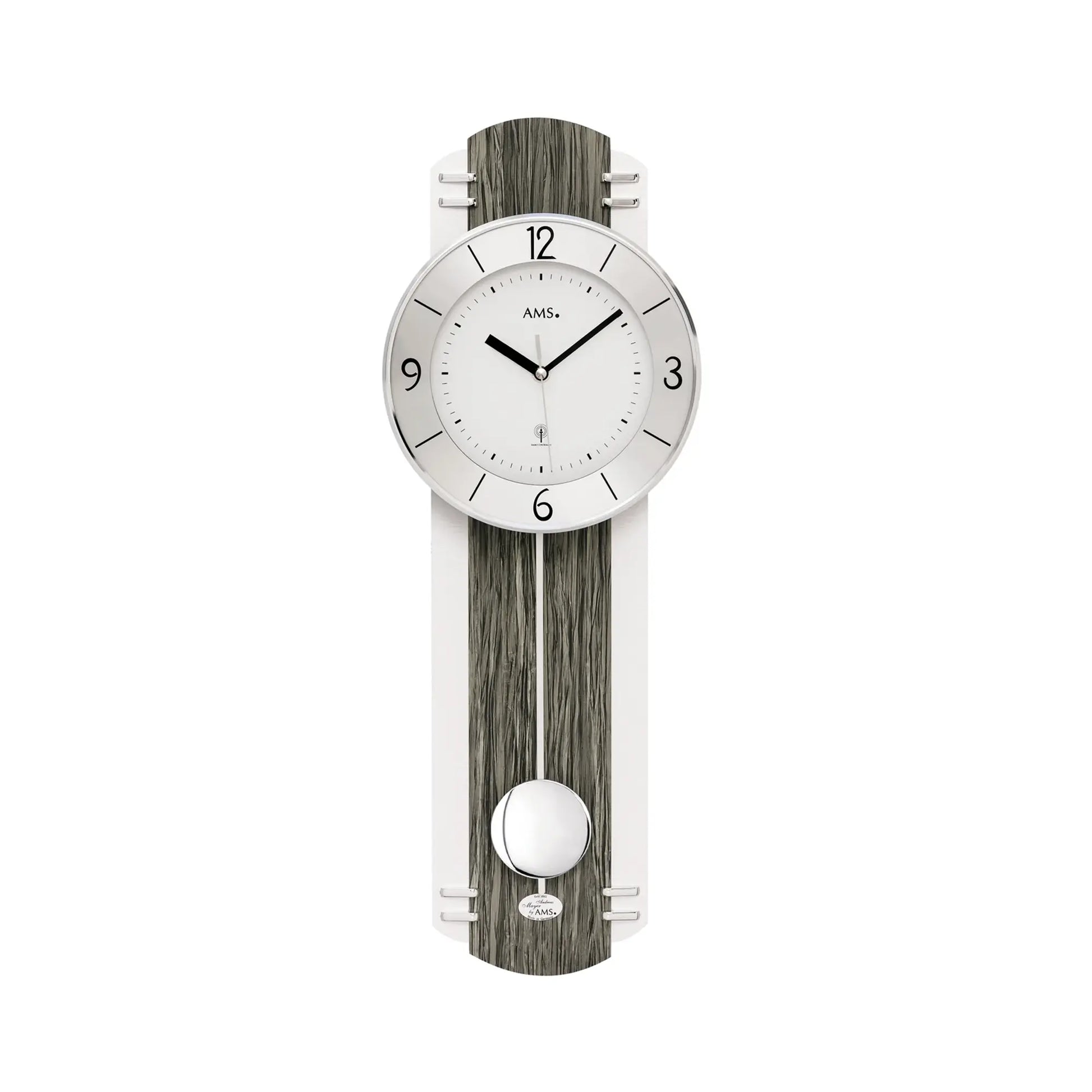 Wanduhr mit weißem Zifferblatt, schwarzen Zeigern und rundem Pendel