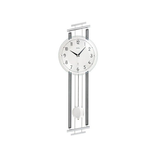 Wanduhr mit runder Ziffernblattanzeige, Pendelwerk und silbernen Streben