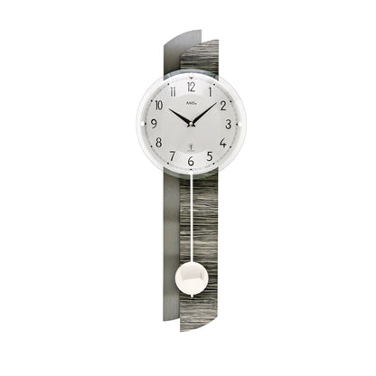 Wanduhr mit rundem Zifferblatt, schwarzen Zeigern und pendelndem Kugelgewicht, Holz/Alu