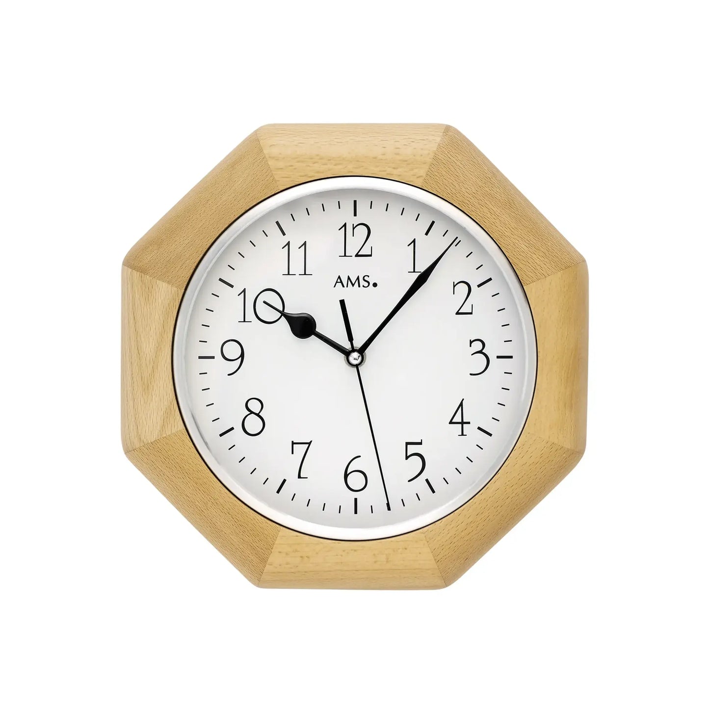 Wanduhr aus hellem Buchenholz mit weißem Zifferblatt und schwarzen Zeigern