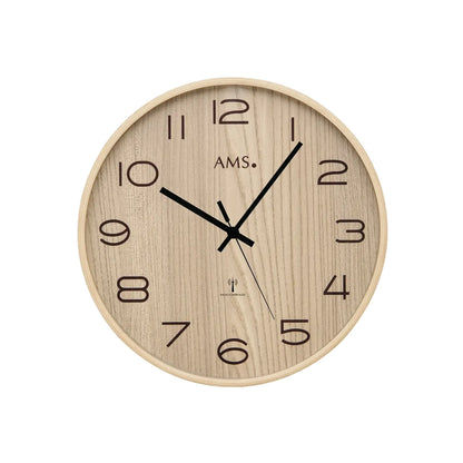 Runde Wanduhr mit Holzoptik, schwarze Zeiger, braune Ziffern und AMS