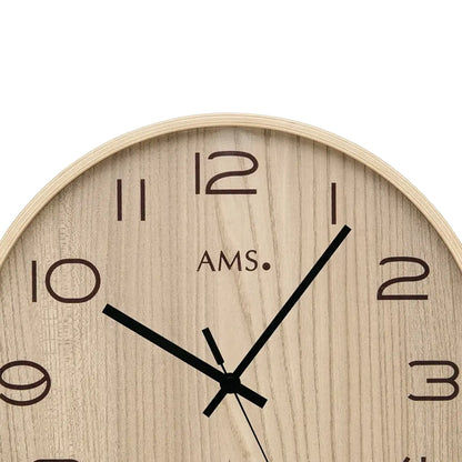 Wanduhr mit Holzgehäuse, schwarze Zeiger, braune Ziffern und AMS-Logo